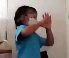 男护士的五岁女儿在家门口疑似害怕邻居喷射消毒液， 而举手阻挡， 神色慌张。（取自Instagram）