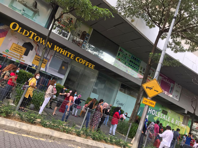 吉隆坡何清园服装批发城外一大早就出现长长的人龙。