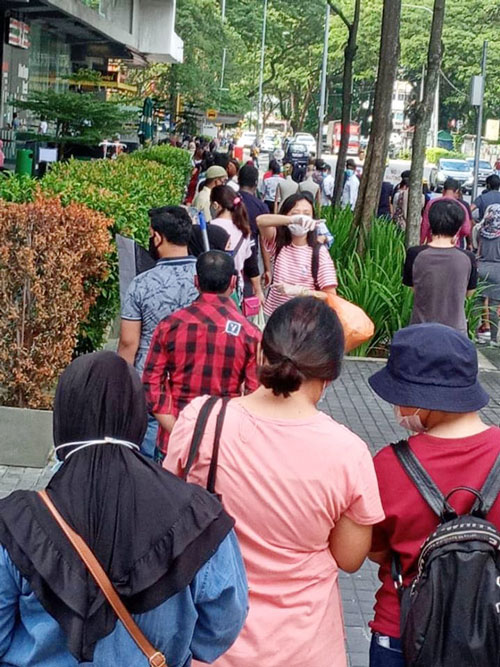 多数人排队时都有佩戴口罩，但人数太多导致现场拥挤，没有遵守一公尺社交距离。