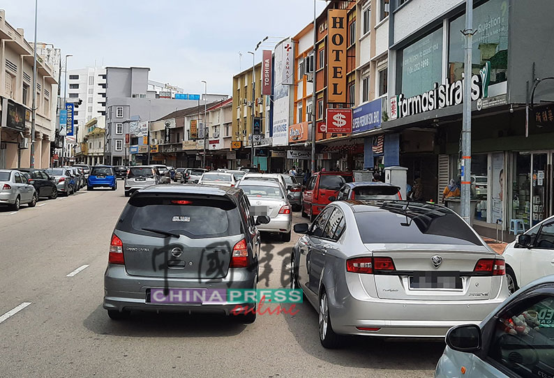 当店现人潮外，也出现大批在路边等候的汽车，以致该路段交通缓慢。