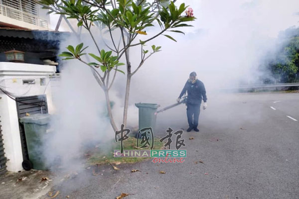 芙蓉市政局卫生组积极展开喷蚊雾行动，以防范骨痛热症蔓延。（照片取自芙蓉市政局面子书专页）