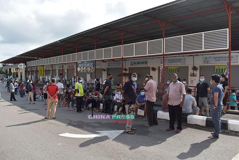 逾百名马口巴刹业者与员工，早上在马口小贩中心接受第二次双拭筛检。