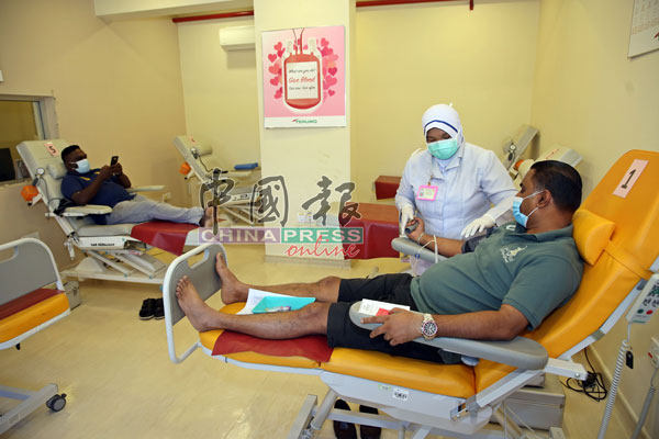 血库中心有6个床位处理登门捐血，也欢迎非政府组织配合，使用血库中心场地举办捐血运动。