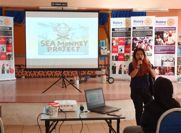 余佩炜加入海猴计划团队后，也到校园投入环保教育工作。