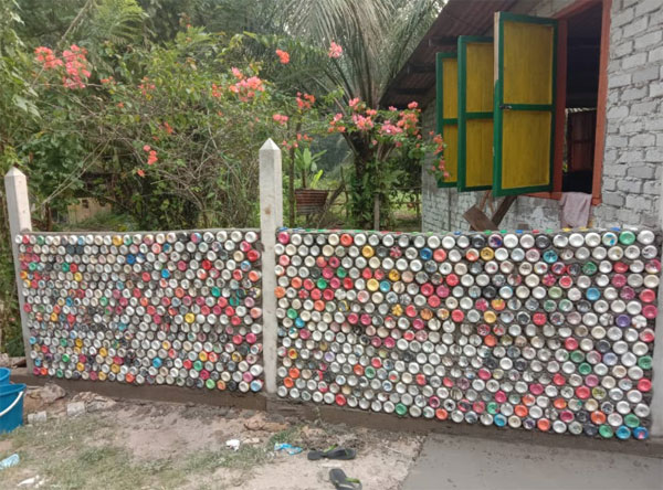 海猴计划团队以回收塑料，在原住民村建造栅栏。