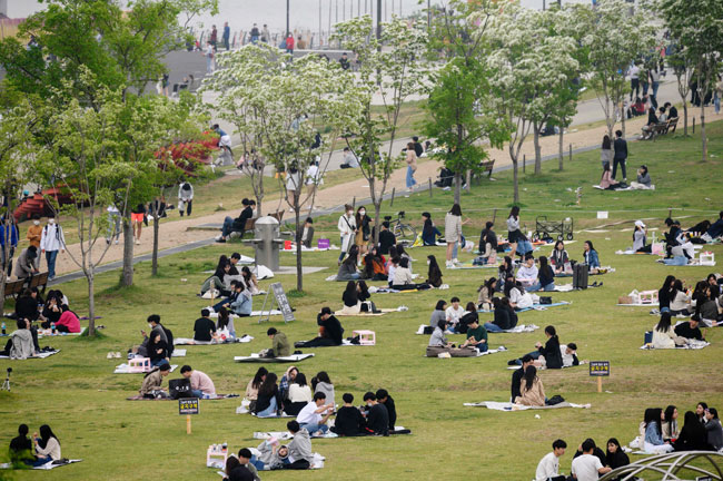 民众周日在首尔一个公园休闲。