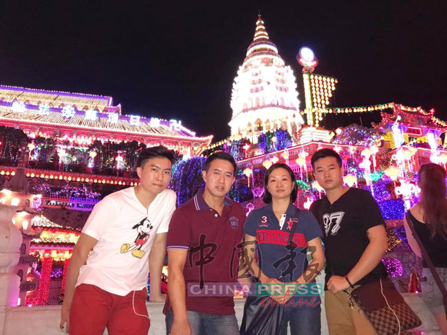 吴俊荣（左2起）及陈欐花、吴锦佺及吴玮旋（左）一家到槟城游玩拍下的全家福合照。