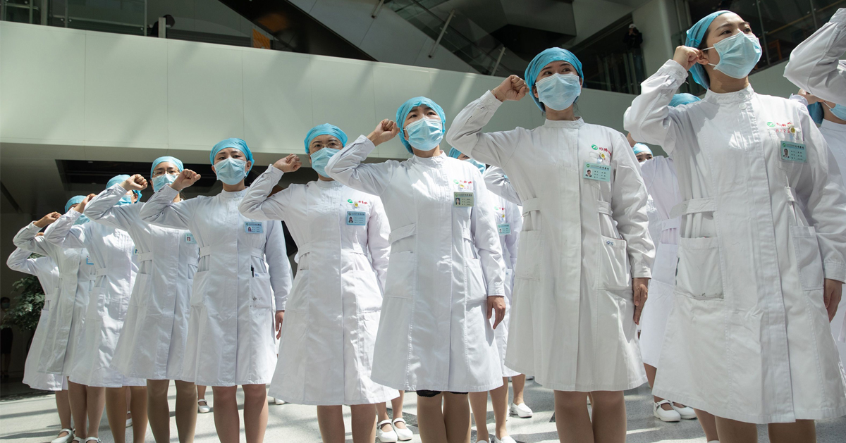武汉医院的护士周二在国际护士节上宣誓。