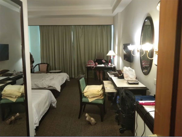 卖淫集团为每位女郎租下一间酒店房间。
