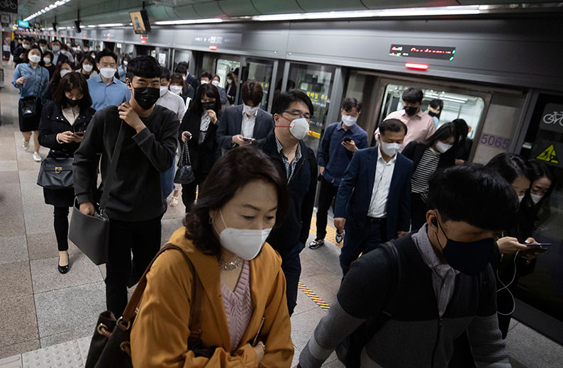 韩国首尔民众周三搭地铁时纷纷戴上口罩。（欧新社）