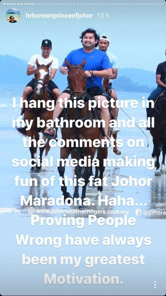 柔佛王储东姑依斯迈将这张骑马照片挂在浴室，时刻自我提醒记得减肥。