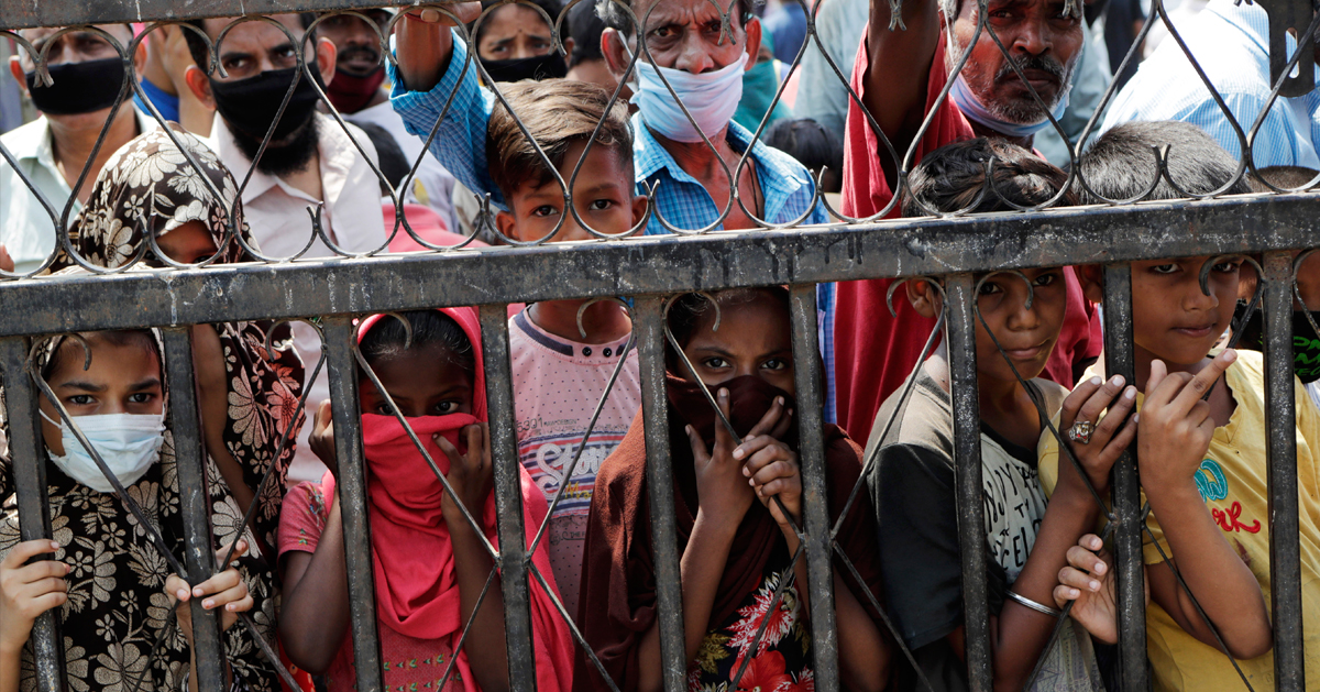孟买贫民窟儿童4月18日在等待免费餐饮。（美联社）