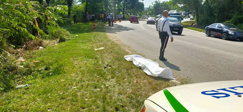 死者拉瑟加兰的遗体，被警方从草丛中搬出，放置在路旁。
