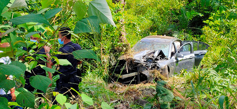 死者拉惹瑟加兰驾驶的宝马5系列豪华房车，撞得毁坏不堪。
