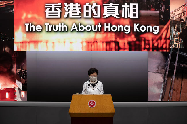 香港行政长官林郑月娥15日出席记者会，萤幕背景题为“香港的真相”。（欧新社）