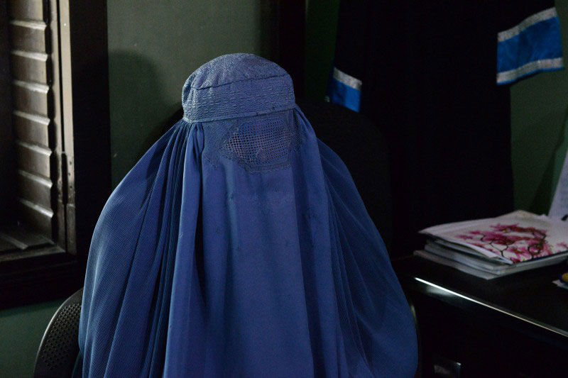 塔利班统治阿富汗期间，妇女被禁止接受教育或工作，总是必须穿着布卡掩盖全身。图为穿着布卡的女性。（法新社）