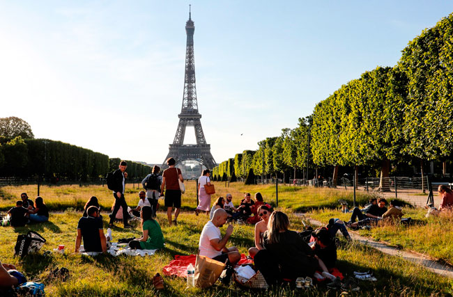 法国周日迎来解封的第一个周末，民众在巴黎埃菲尔铁塔附近野餐。