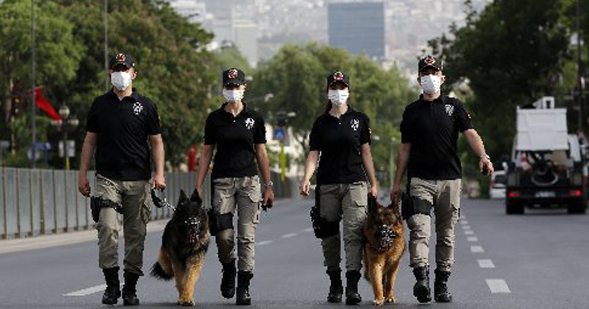 戴口罩、牵着警犬的安卡拉骑警， 周一在安卡拉的街道巡逻。（法新社）