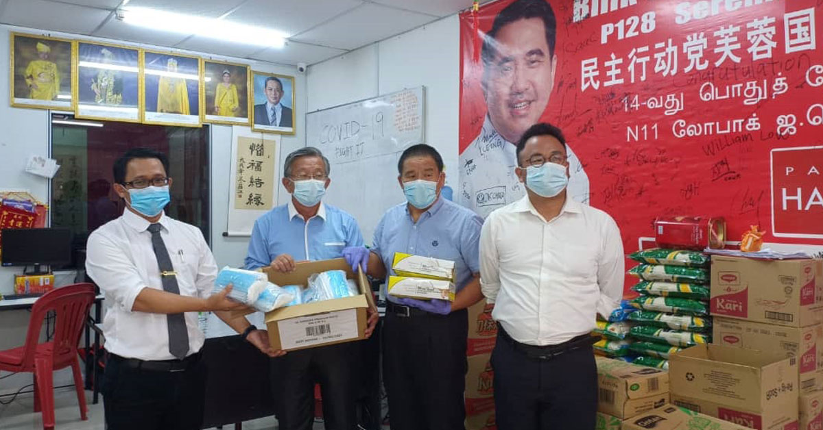 芙蓉国会赞助200个手套及500个口罩给公市贩商公会，由主席许礼叠接领；左起何永铧、周世扬及吴勇汉（右）。