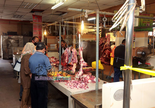 偌大的芙蓉巴刹仅有一个牛肉摊贩开档，这唯一的牛肉摊出现门庭若市。