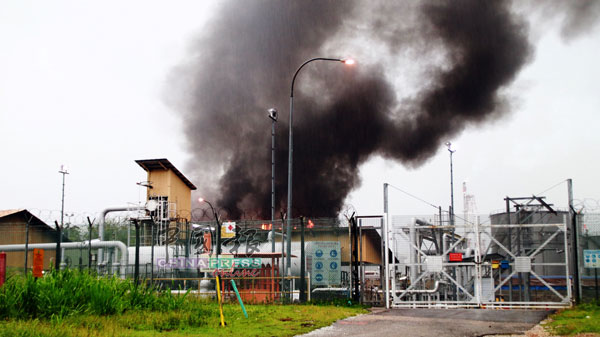 波德申恒源炼油厂疑是其中一个巨型储油库，被闪电击中而引起火患，滚滚浓烟冲天而起。