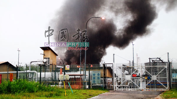 波德申恒源精炼炼油厂一个巨型储油库周五（22日）发生严重火灾，远处就能看见滚滚浓烟。