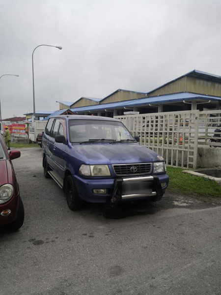 一辆丰田安瑟休旅车泊在晏斗巴刹进口处已有一星期，阻碍交通。