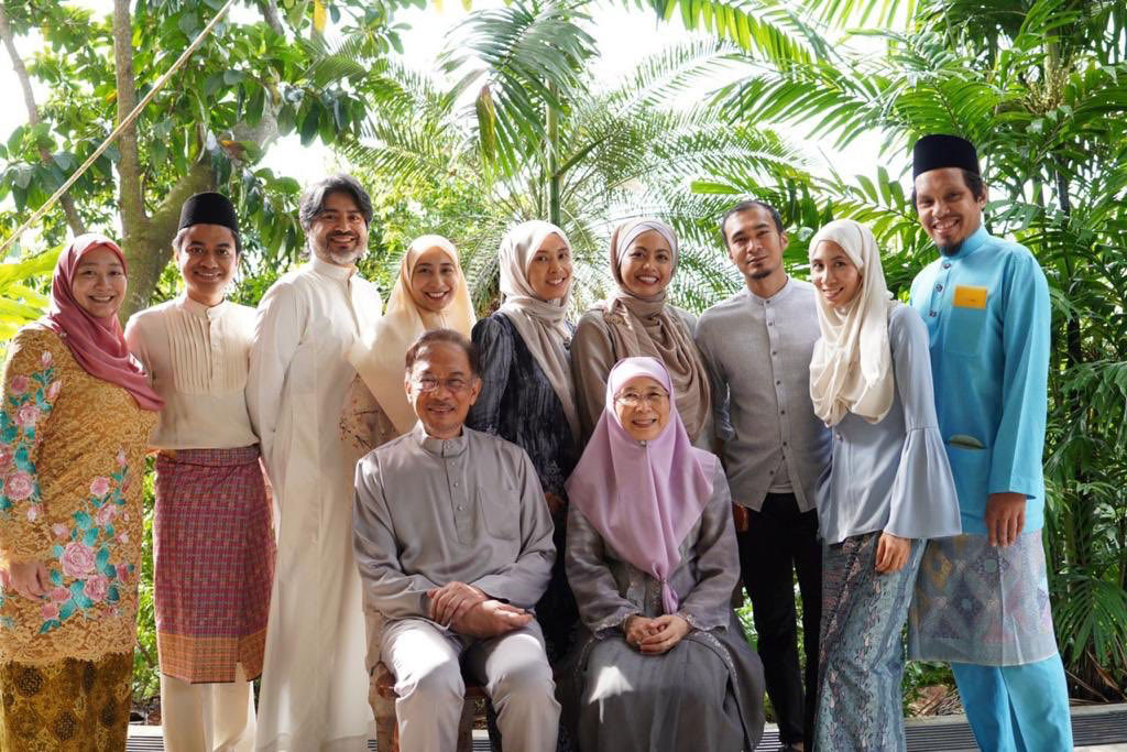 安华（前排左）与拿督斯里旺阿兹莎在开斋节首日与家人共度，并通过社交媒体上载一家共度佳节的温馨全家福照。