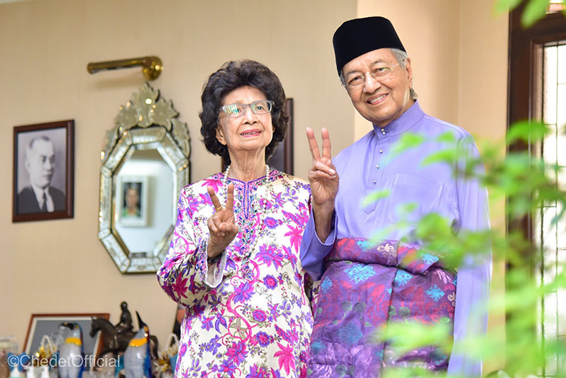 尽管今年开斋节庆祝方式与往年有别，但马哈迪（右）在佳节这一天与夫人一起过，而两人也摆出“Yeah”的手势。