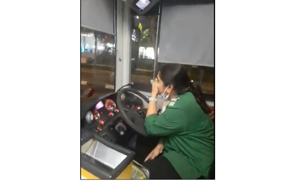 在新加坡工作的大马女司机得知丈夫离世消息后，基于情绪不稳而把巴士停在路旁。