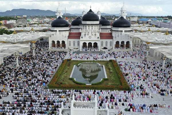 穆斯林周日在印尼亚齐省拜图拉赫曼大清真寺， 做开斋节祈祷。（美联社）