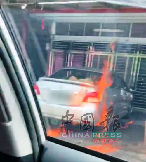 阿窿跑腿光天化日下，朝薛耀良泊在屋前的轿车抛掷汽油弹后，令轿车失火！。