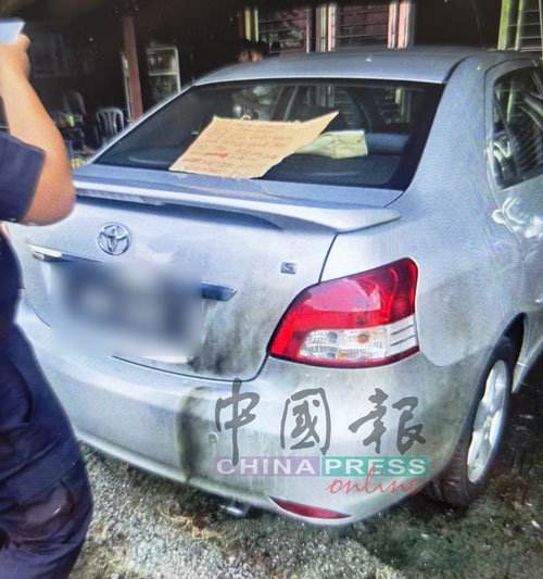 薛耀良轿车被抛掷汽油弹后，车尾部被烧毁。