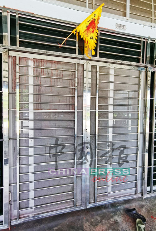 薛耀良住家大门仍残弱留日前的泼漆痕迹。
