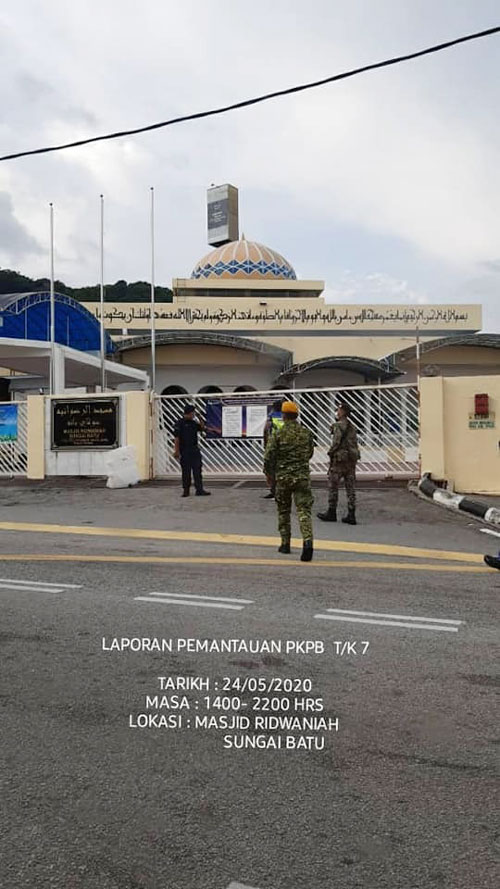 军警人员到双溪峇都清真寺检查，确保没人违例到清真寺祈祷。
