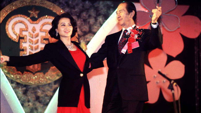 何鸿燊与四太梁安琪于1999年在公开场合上跳舞。