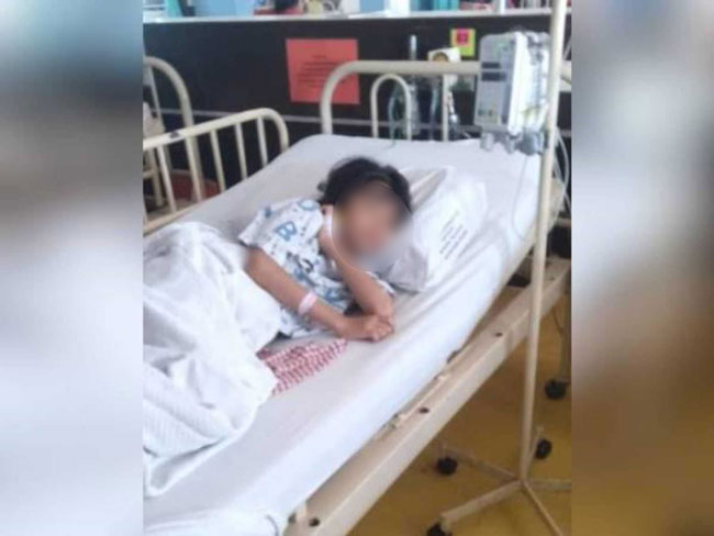 11岁女童布特丽诺法丽莎因食物中毒送医救治，在医院迎接开斋节。