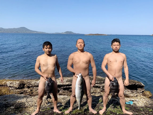 捕鱼在无人岛上已成为3名成员的日常生活。左为“肯”。