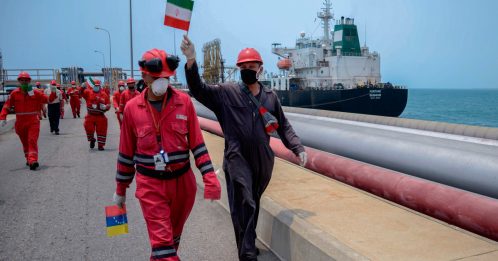 伊朗运油援委内瑞拉 首艘油轮抵达