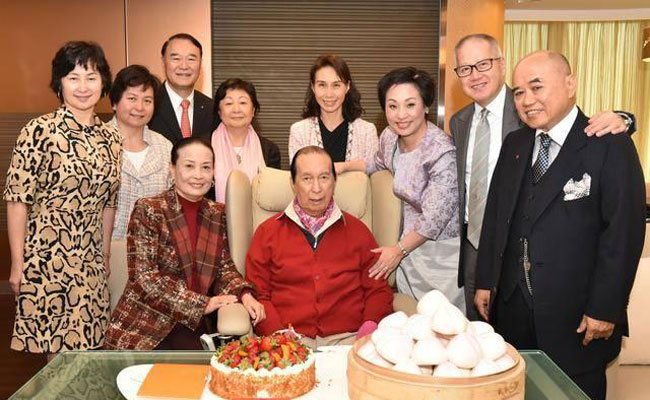 何鴻燊（中）去年97歲大壽，家人和朋友到醫院為他慶祝生日。