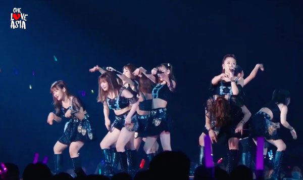 日本女团“早安少女组”的演出片段竟是演唱会画面。（图/翻摄《ONE LOVE ASIA》线上演唱会直播画面）