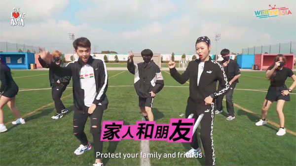 朱浩仁及蔡恩雨合唱的《洗洗洗洗手》也是MV画面。（图/翻摄《ONE LOVE ASIA》线上演唱会直播画面）