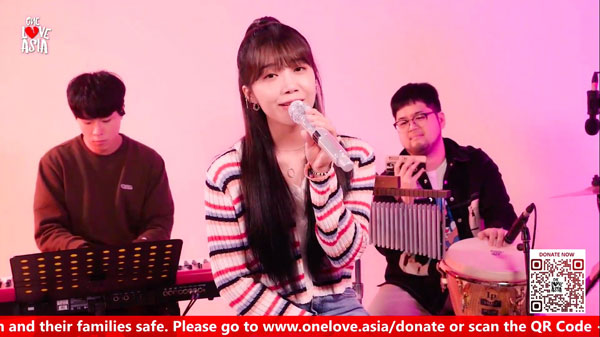 韩国女团Apink主唱郑恩地唱了3首歌，诚意十足。（图/翻摄《ONE LOVE ASIA》线上演唱会直播画面）