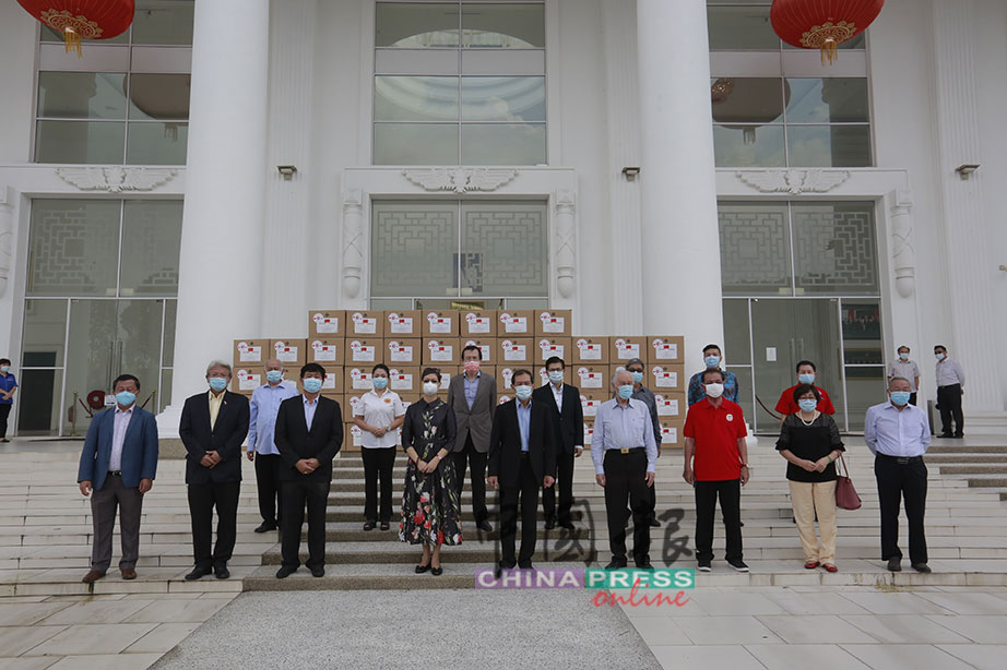 刘东源（前排左4）代表中国政府，移交30万口罩给国内13个华团。前排左起为卢国祥、姚迪聪、黄振兴、翁清玉、陈凯希、邱财加和林秋雅。