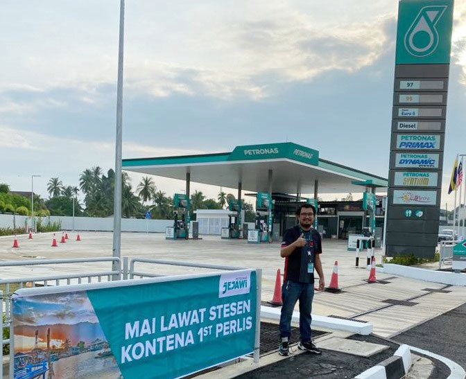 英然阿里夫是玻璃市最年轻的油站经营者。（图取自Petronas Jejawi面子书）