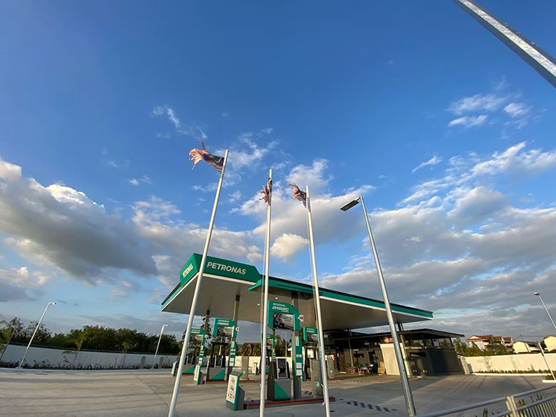 英然阿里夫靠着储蓄、投资，以及决心和毅力，拿下油站经营权。（图取自Petronas Jejawi面子书） 