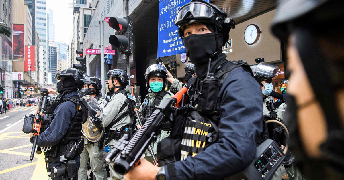 香港周三再发生反政府示威，警察全副武装戒备。（法新社）