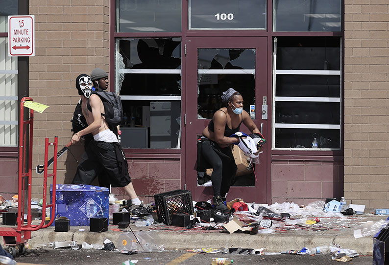 明尼阿波利斯市区有店铺周四遭暴民抢劫。（欧新社）