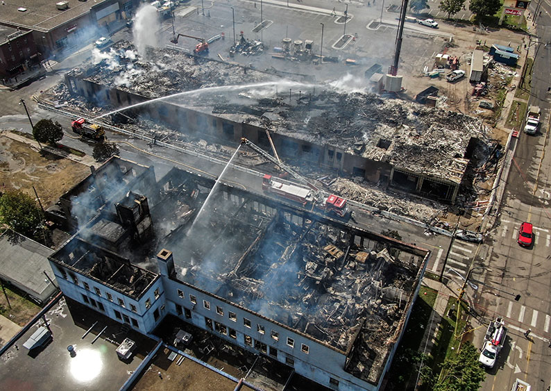 明尼阿波利斯市有店铺被人纵火烧毁。（欧新社）