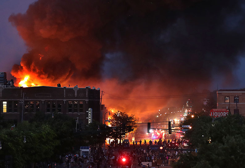 明尼阿波利斯市海华沙社区周四有建筑遭火烧。（美联社）